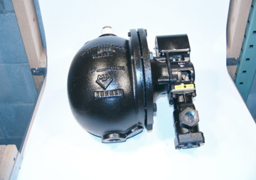 Picture of 51-2M Mechanical Water Feeder and Low Water Cut Off for Low Pressure Steam and Hot Water Boilers with 35 PSI Max Vessel Pressure, 1" NPT Connections, and Snap Acting Manual Reset SPDT Switch (Part Number 135200)